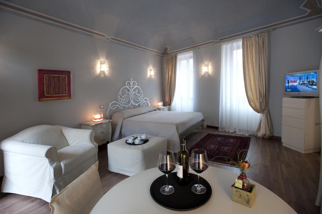 Vinoteca La Sacrestia Bed & Breakfast Alba  Room photo